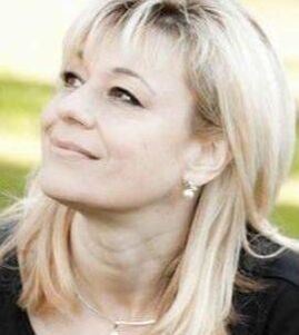 <Zeremonienrednerin, Trauerrednerin, Bestattungsredner, Trauerfeier, Beerdigung, Bestattung, Zeremonienleiter, Zeremonienmeister>